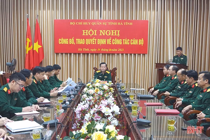 Bộ CHQS tỉnh công bố, trao quyết định về công tác cán bộ