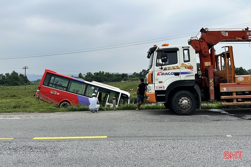 Xe khách lao xuống vệ đường, 15 hành khách hú vía