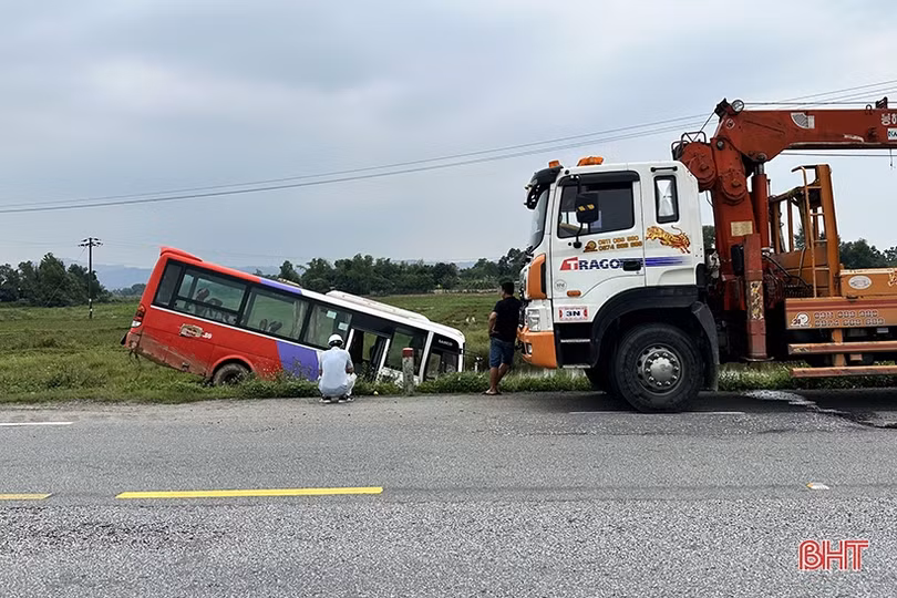 Xe khách lao xuống vệ đường, 15 hành khách hú vía