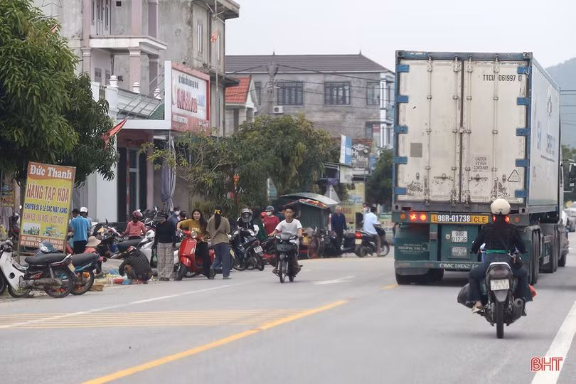 Tái diễn họp chợ trên đường ven biển Hà Tĩnh