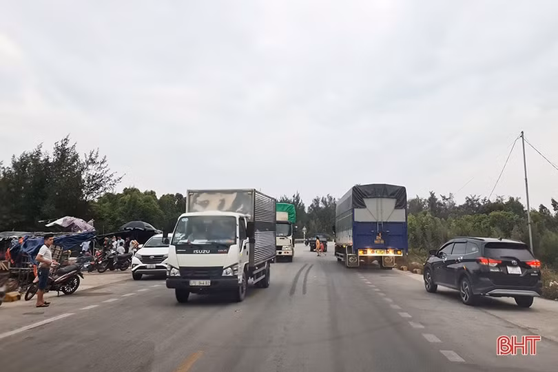 Tái diễn họp chợ trên đường ven biển Hà Tĩnh