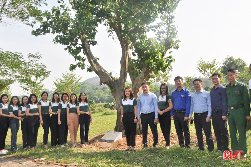 Vietcombank Hà Tĩnh trồng cây xanh tại Khu di tích Ngã ba Đồng Lộc