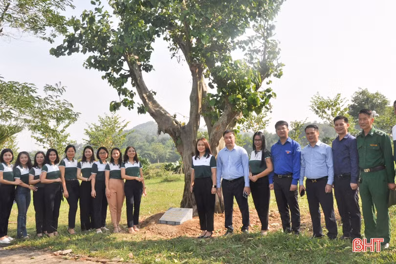 Vietcombank Hà Tĩnh trồng cây xanh tại Khu di tích Ngã ba Đồng Lộc