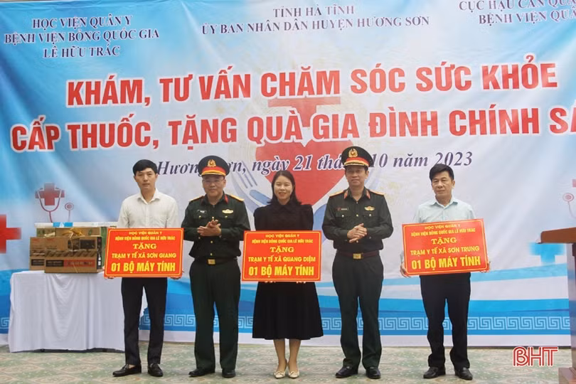 Khám, cấp thuốc miễn phí cho người có công ở Hương Sơn