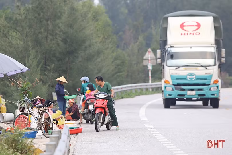 Tái diễn họp chợ trên đường ven biển Hà Tĩnh