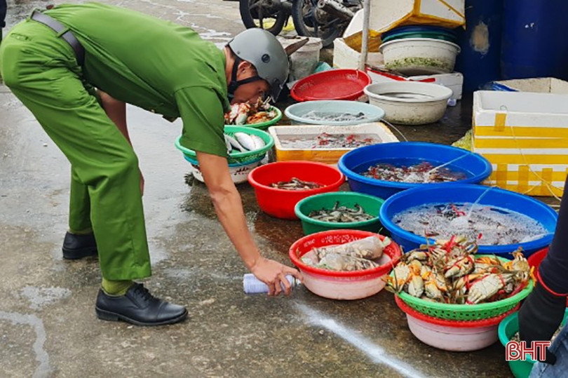 Công an Lộc Hà kịp thời xử lý tình trạng họp chợ bên đường ven biển