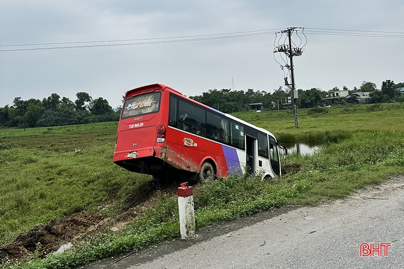 Xe khách lao xuống vệ đường, 15 hành khách hú vía