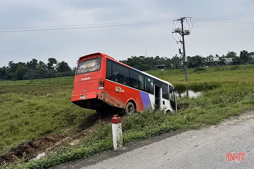 Xe khách lao xuống vệ đường, 15 hành khách hú vía