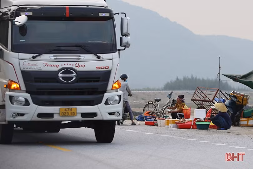 Tái diễn họp chợ trên đường ven biển Hà Tĩnh