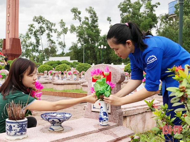 Gần 1.200 đóa sen dâng mộ liệt sỹ ở Nghĩa trang Núi Nài