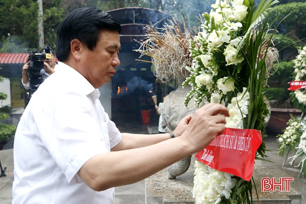 Bí thư Trung ương Đảng Nguyễn Xuân Thắng dâng hương tại Ngã ba Đồng Lộc