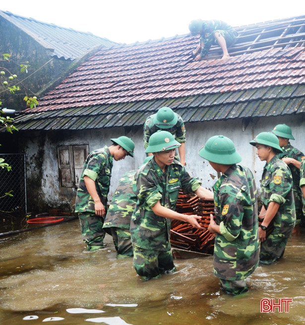 Lực lượng vũ trang Hà Tĩnh giúp dân khắc phục hậu quả lốc xoáy, mưa lũ