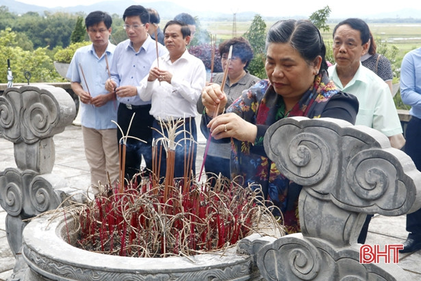 Phó Chủ tịch Quốc hội Tòng Thị Phóng dâng hương cố Tổng Bí thư Trần Phú