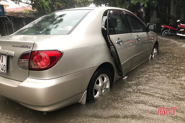Mưa lớn, nhiều tuyến giao thông TP Hà Tĩnh ngập sâu