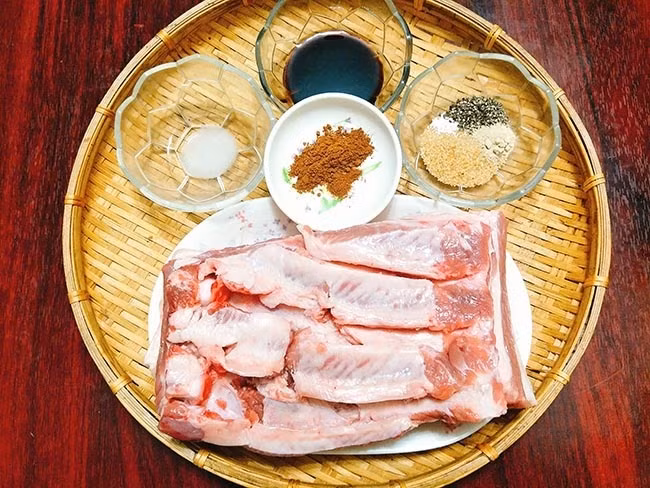 Làm thịt quay giòn tan, thơm nức mũi cho ngày mưa