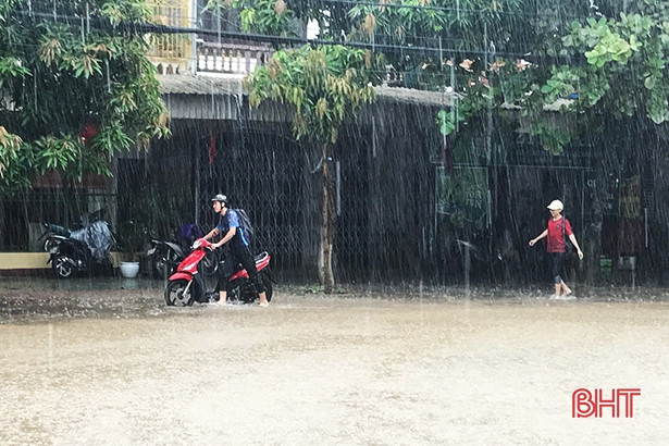 Mưa lớn, nhiều tuyến giao thông TP Hà Tĩnh ngập sâu