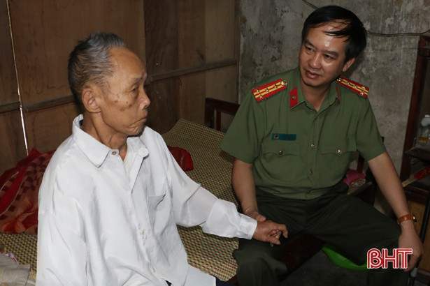 Thăm hỏi, tặng quà gia đình chính sách nhân ngày 27/7