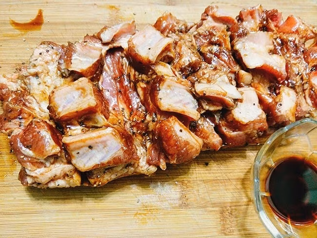 Làm thịt quay giòn tan, thơm nức mũi cho ngày mưa