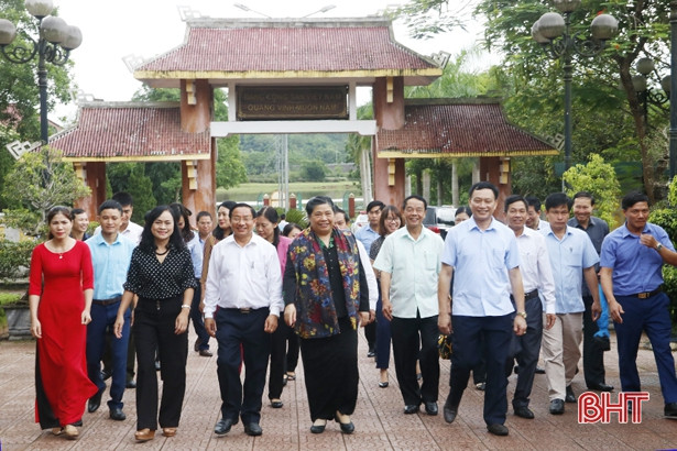 Phó Chủ tịch Quốc hội Tòng Thị Phóng dâng hương cố Tổng Bí thư Trần Phú