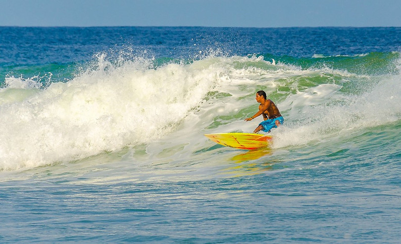 Ngoài yoga, Montezuma còn là nơi thích hợp để lướt sóng. Điều thú vị là cả 2 trải nghiệm lướt sóng và yoga đều đòi hỏi sự tập trung cao độ, khả năng kiểm soát hơi thở cùng sự kiên nhẫn nhất định. Để tự thưởng cho những nỗ lực tập luyện của bản thân, nhớ thưởng thức một ly sinh tố bơ hấp dẫn tại đây. Ảnh: Onefortheroadphoto.com. Kết hợp du lịch và yoga, đừng quên 5 nơi tĩnh lặng đầy quyến rũ này
