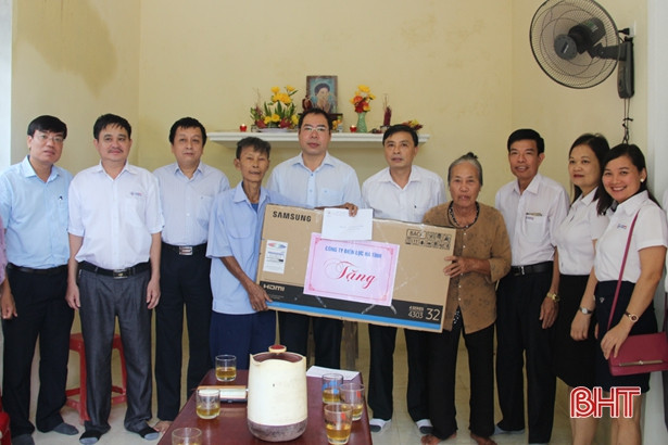 Điện lực Hà Tĩnh tặng nhà tình nghĩa cho các gia đình chính sách