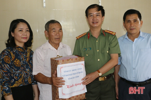 Thăm hỏi, tặng quà gia đình chính sách nhân ngày 27/7
