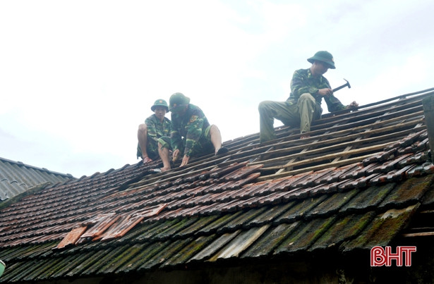 Lực lượng vũ trang Hà Tĩnh giúp dân khắc phục hậu quả lốc xoáy, mưa lũ