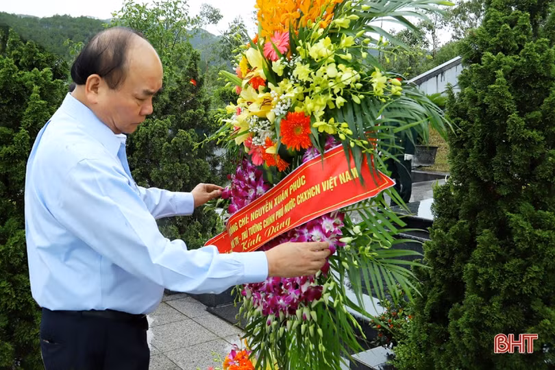 Thủ tướng Chính phủ Nguyễn Xuân Phúc dâng hương cố Tổng Bí thư Hà Huy Tập