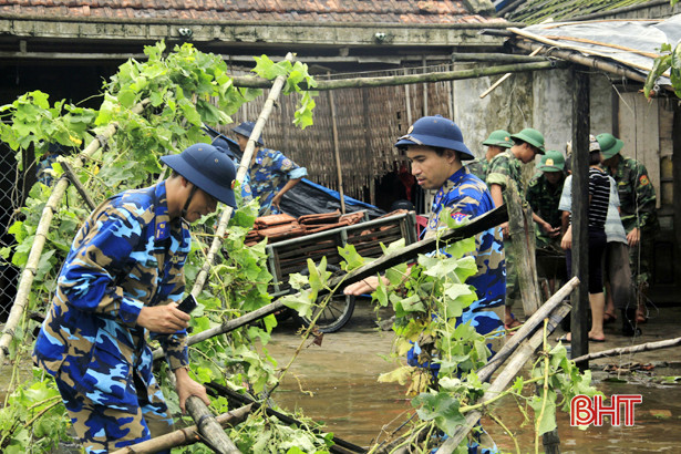 Lực lượng vũ trang Hà Tĩnh giúp dân khắc phục hậu quả lốc xoáy, mưa lũ