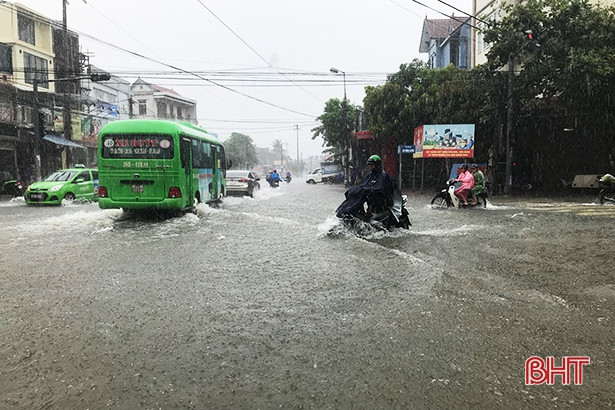 Mưa lớn, nhiều tuyến giao thông TP Hà Tĩnh ngập sâu