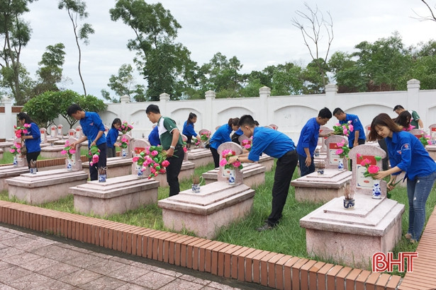 Gần 1.200 đóa sen dâng mộ liệt sỹ ở Nghĩa trang Núi Nài