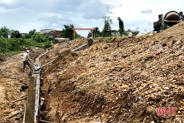 TX Kỳ Anh gấp rút gia cố công trình trọng yếu trước mùa mưa bão