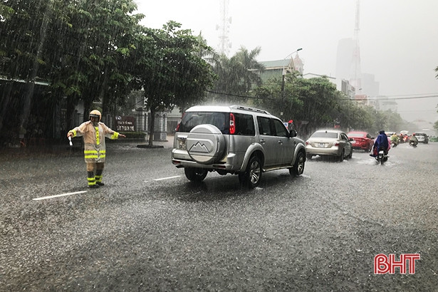 Mưa lớn, nhiều tuyến giao thông TP Hà Tĩnh ngập sâu