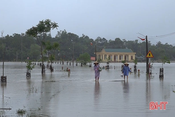 Bão Sơn Tinh sẽ đổ bộ đất liền: Vùng biển Hà Tĩnh gió giật cấp 10 ảnh 2 Bão Sơn Tinh sẽ đổ bộ đất liền: Vùng biển Hà Tĩnh gió giật cấp 10