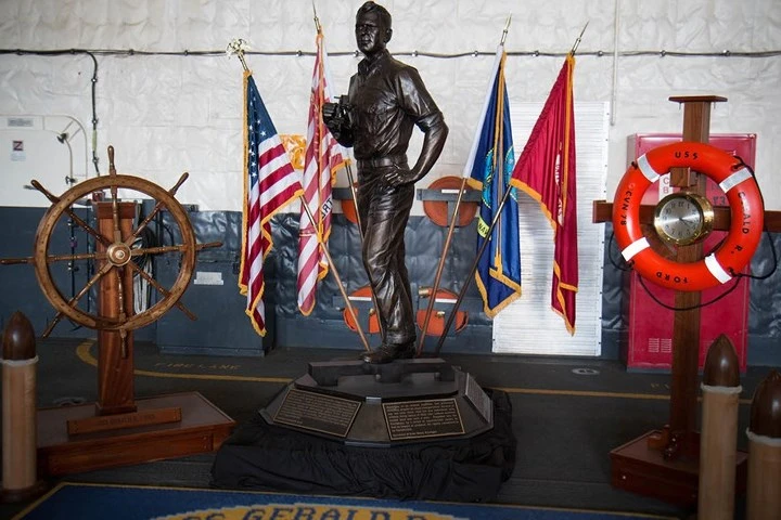 Cận cảnh tàu sân bay lớn nhất thế giới chiến hạm USS Gerald Ford