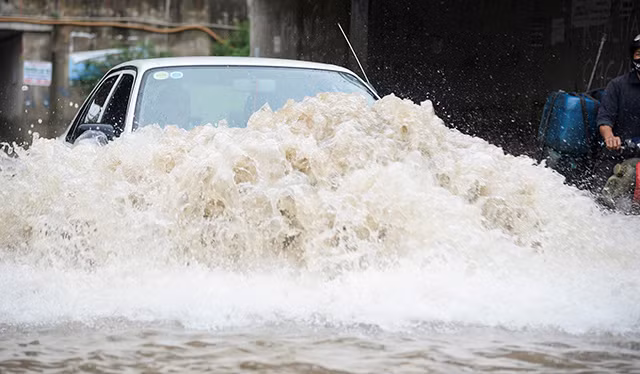 Cẩm nang lái xe an toàn mùa mưa bão