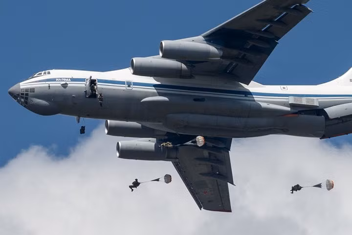 Thót tim cảnh Nga thả xe thiết giáp có kíp lái từ trên máy bay xuống