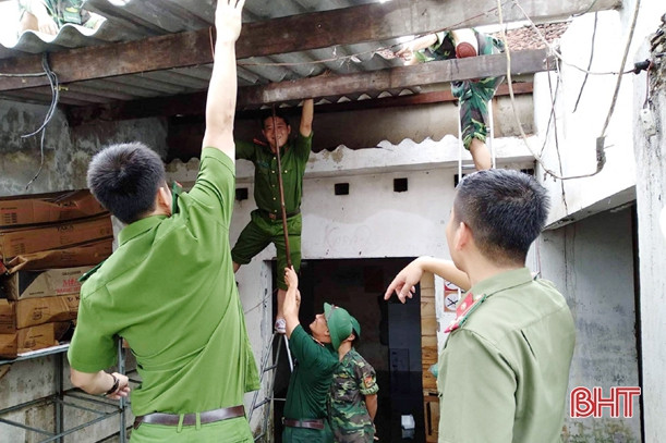 Lực lượng vũ trang Hà Tĩnh giúp dân khắc phục hậu quả lốc xoáy, mưa lũ