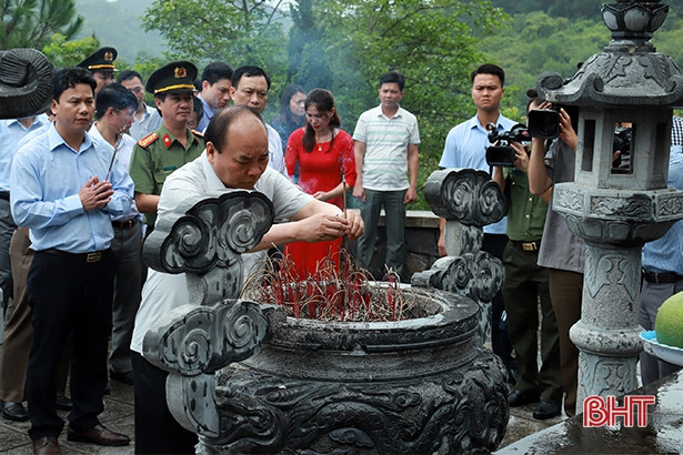 Thủ tướng Chính phủ dâng hương tại Khu lưu niệm cố Tổng Bí thư Trần Phú