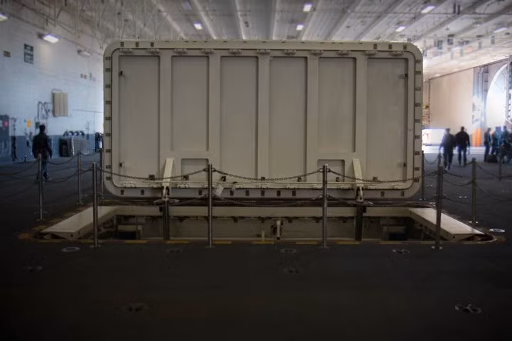 Cận cảnh tàu sân bay lớn nhất thế giới chiến hạm USS Gerald Ford