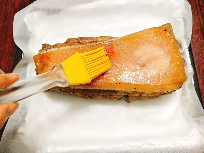 Làm thịt quay giòn tan, thơm nức mũi cho ngày mưa