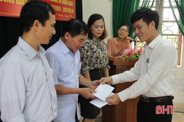 Nghi Xuân: Hỗ trợ xây nhà và trao quà cho đoàn viên công đoàn khó khăn