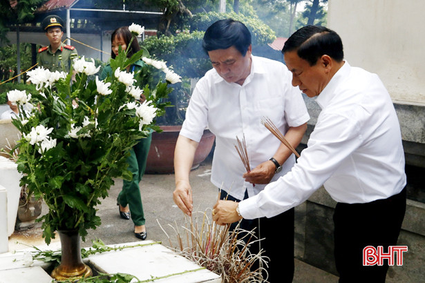 Bí thư Trung ương Đảng Nguyễn Xuân Thắng dâng hương tại Ngã ba Đồng Lộc