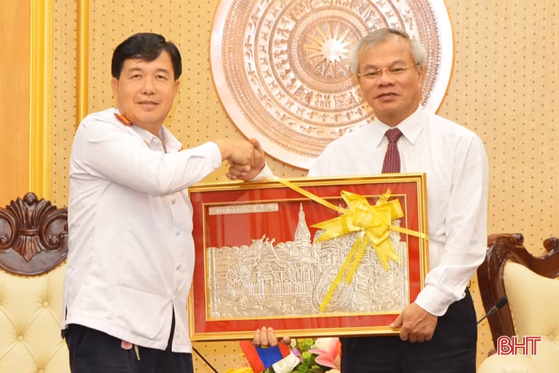 Đoàn cán bộ Tòa án nhân dân tỉnh Bôlykhămxay chào xã giao lãnh đạo tỉnh