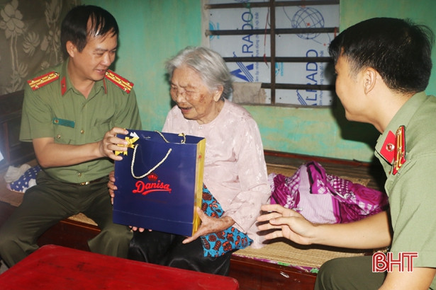 Thăm hỏi, tặng quà gia đình chính sách nhân ngày 27/7