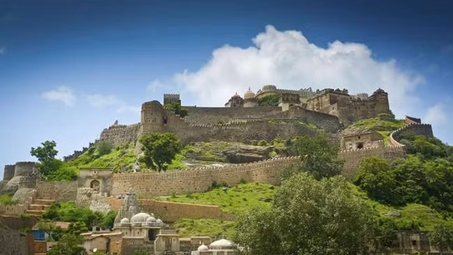 Ngôi đền cổ được chạm khắc cực cầu kỳ khiến du khách kinh ngạc