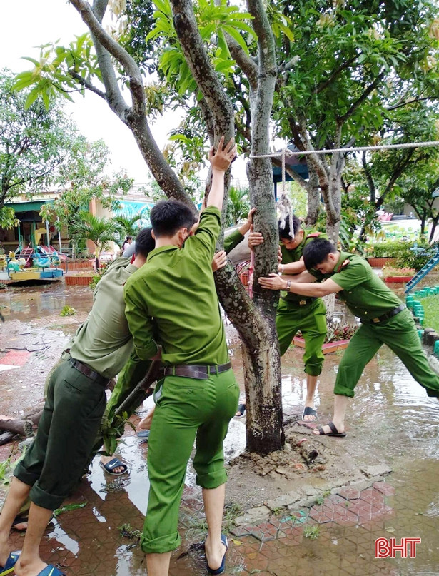 Lực lượng vũ trang Hà Tĩnh giúp dân khắc phục hậu quả lốc xoáy, mưa lũ