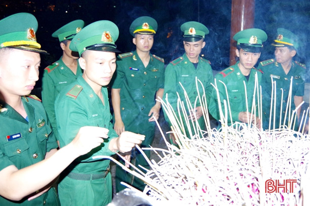 Tuổi trẻ biên phòng Hà Tĩnh thắp nên tri ân tại Ngã ba Đồng Lộc