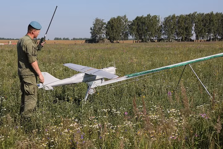 Thót tim cảnh Nga thả xe thiết giáp có kíp lái từ trên máy bay xuống