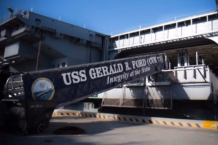 Cận cảnh tàu sân bay lớn nhất thế giới chiến hạm USS Gerald Ford